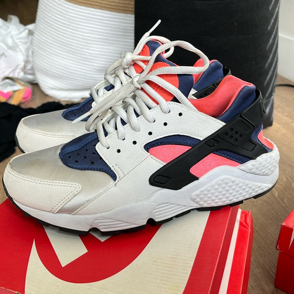 Women’s air huarache in good condition